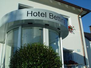 ギュンツブルクにあるHotel Bettina garniの建物の横にあるホテルのバスルームの看板