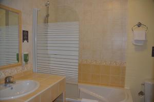 Hotel et Spa Les Cleunes Oléron的一间浴室