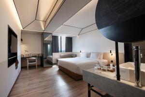 Postel nebo postele na pokoji v ubytování GAIA Cosmo Hotel