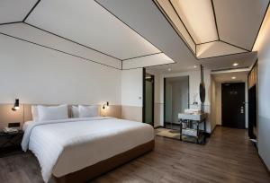 Postel nebo postele na pokoji v ubytování GAIA Cosmo Hotel