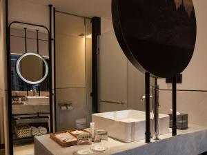 Koupelna v ubytování GAIA Cosmo Hotel