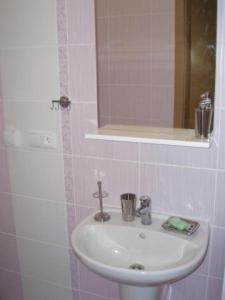 イェセニークにあるApartman Panoramaのバスルーム(洗面台、鏡付)