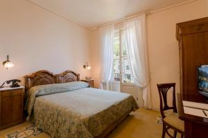 Postel nebo postele na pokoji v ubytování Hotel Gardenia al Lago