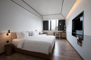 Postel nebo postele na pokoji v ubytování GAIA Cosmo Hotel