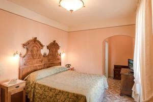 Postel nebo postele na pokoji v ubytování Hotel Gardenia al Lago