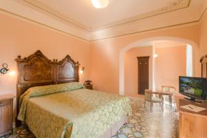 TV a/nebo společenská místnost v ubytování Hotel Gardenia al Lago + 32 fotografií