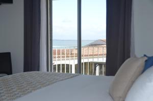 Hotel et Spa Les Cleunes Oléron客房内的一张或多张床位