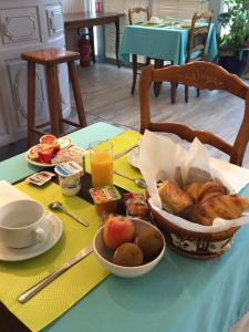 Frokost for gjester på Logis Hotel du Midi