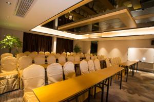 una sala de conferencias con una mesa larga y sillas en Guilin Days Inn Hotel en Guilin