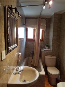 カステリャ・デ・ヌクにあるCal Sastreのバスルーム(洗面台、トイレ付)