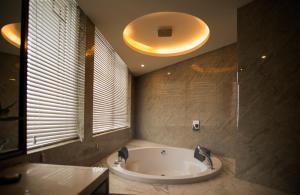 a large bathroom with a tub and a sink at Guilin Days Inn Hotel in Guilin