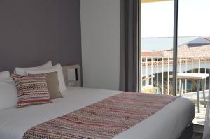 Hotel et Spa Les Cleunes Oléron客房内的一张或多张床位