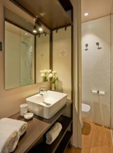 y baño con lavabo y espejo. en Hostal Central Barcelona, en Barcelona