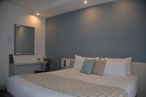 Hotel et Spa Les Cleunes Oléron客房内的一张或多张床位
