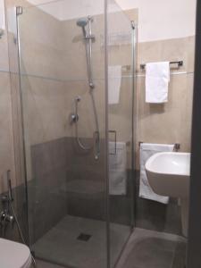 y baño con ducha y lavamanos. en Appartamento Goldoni, en Venecia