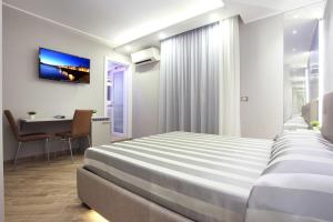 una camera d'albergo con letto e scrivania di Starry Sky Charming House ad Alghero
