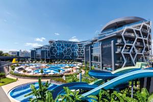 Piscina de la sau aproape de Bosphorus Sorgun Hotel Ultra All Inclusive