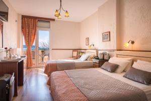 Ένα ή περισσότερα κρεβάτια σε δωμάτιο στο Jolly Hotel 