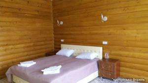 Кровать или кровати в номере Karpatska Forel