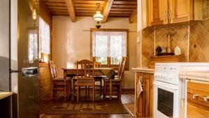 uma cozinha com uma mesa e uma sala de jantar em Chata Delta em Liptovský Mikuláš