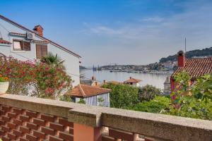 uitzicht op het water vanaf een balkon van een huis bij Apartman Dragica in Mali Lošinj