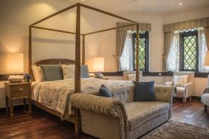 ヌワラエリヤにあるOliphant Boutique Villa by Amayaの天蓋付きベッドとソファのある寝室 +28枚の写真