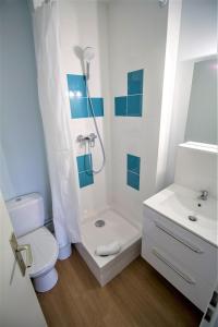 漢斯的住宿－KOSY Appart'hôtel Le Champ De Mars Reims，带淋浴、卫生间和盥洗盆的浴室