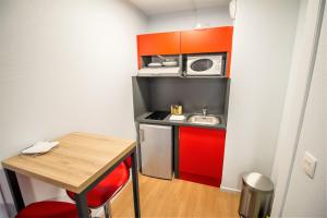 Kuchyň nebo kuchyňský kout v ubytování KOSY Appart'hôtel Le Champ De Mars Reims