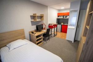 Kuchyň nebo kuchyňský kout v ubytování KOSY Appart'hôtel Le Champ De Mars Reims