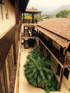 einen Blick über ein Gebäude mit einer Palme in der Unterkunft Velas Chalés in Ubatuba