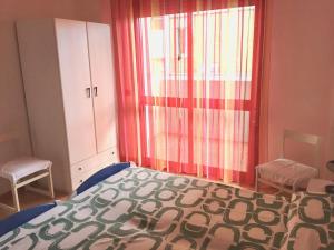 リド・ディ・イエゾロにあるCondominio Romeoのベッドルーム(ベッド1台、窓付)