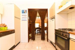 Kuchyň nebo kuchyňský kout v ubytování Apartment Milena 1560
