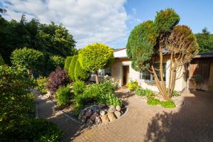 a garden in front of a house at Ferienhausanlage Juhrs in Binz