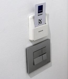 een elektronisch apparaat hangt aan een muur bij Hotel Altiana in Ourense