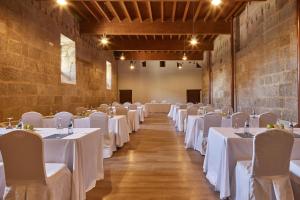 Un restaurante o sitio para comer en Eurostars Monumento Monasterio de San Clodio Hotel