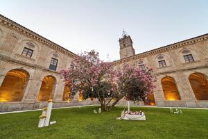 Jardín al aire libre en Eurostars Monumento Monasterio de San Clodio Hotel