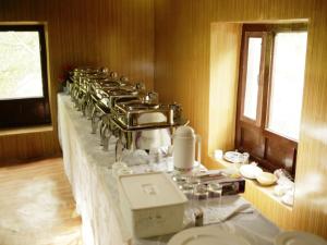 een lange tafel met een hoop potten en pannen bij Nubra Leisure Camp in Leh