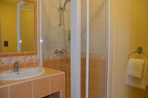 Hotel et Spa Les Cleunes Oléron的一间浴室
