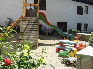 Otroško igrišče poleg nastanitve Eselgut