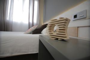 a room with a bed and a table with a table sidx sidx sidx at Hotel Alda Centro Ponferrada in Ponferrada