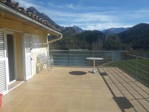 uma varanda com vista para um lago e para as montanhas em Hotel Del Llac em Coll de Nargó