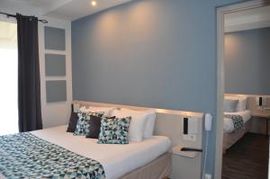 Hotel et Spa Les Cleunes Oléron客房内的一张或多张床位