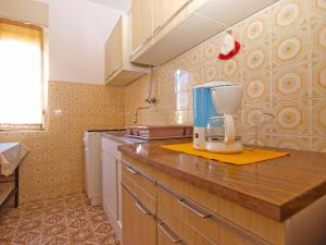 uma cozinha com uma batedeira no balcão em Apartments Mirela 1554 em Pula