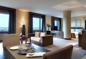 A television and/or entertainment centre at Eurostars Suites Mirasierra