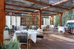 A restaurant or other place to eat at Eurostars Suites Mirasierra