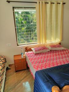 Säng eller sängar i ett rum på Cordel Farms Mangalore