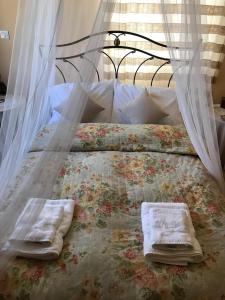 uma cama com duas almofadas com um dossel em Villa Vasa em Vasa Kilaniou