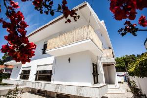 Gallery image of Lisbon Surf Villa in Costa da Caparica