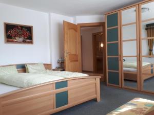 マリアプファルにあるGästehaus Jägerのベッドルーム1室(ベッド1台付)、スライド式ガラスドアが備わります。