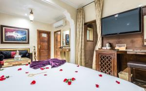 Postel nebo postele na pokoji v ubytování Hivernage Secret Suites & Garden